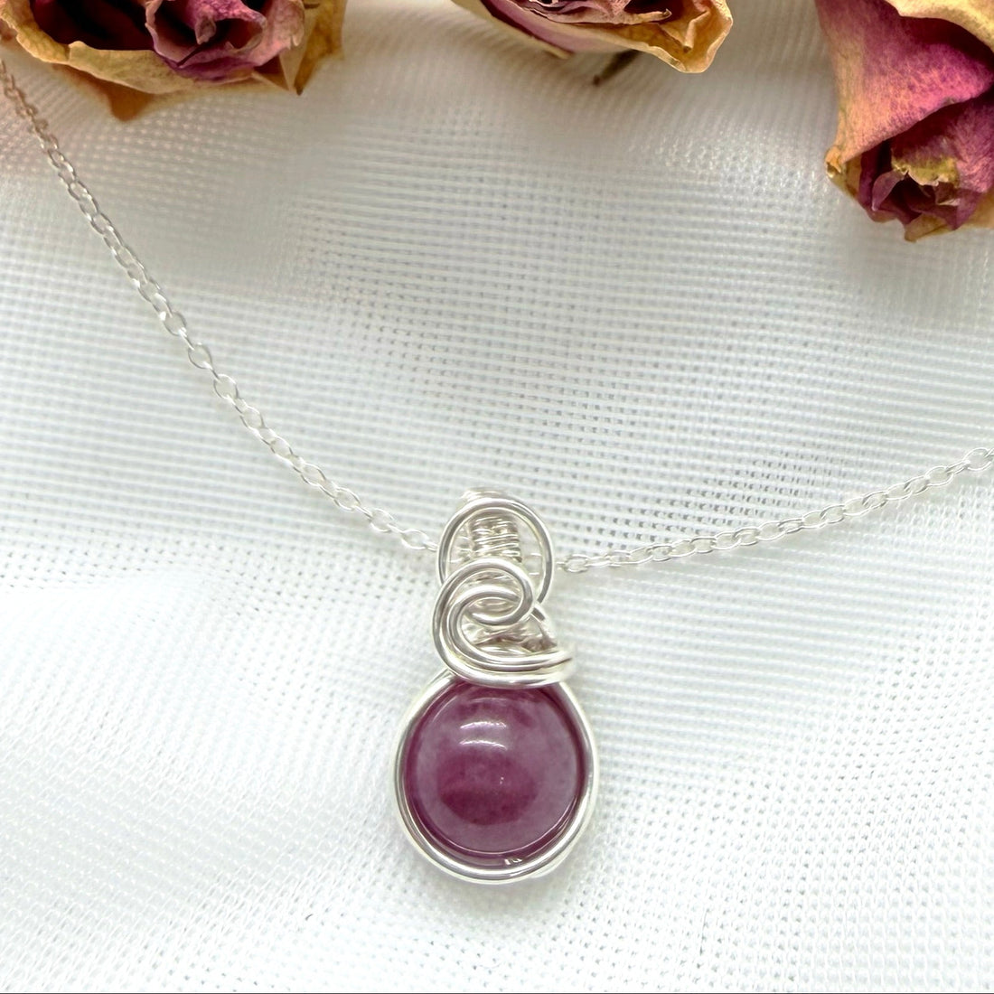 Sierlijke sterling zilveren wire wrap hanger met robijn