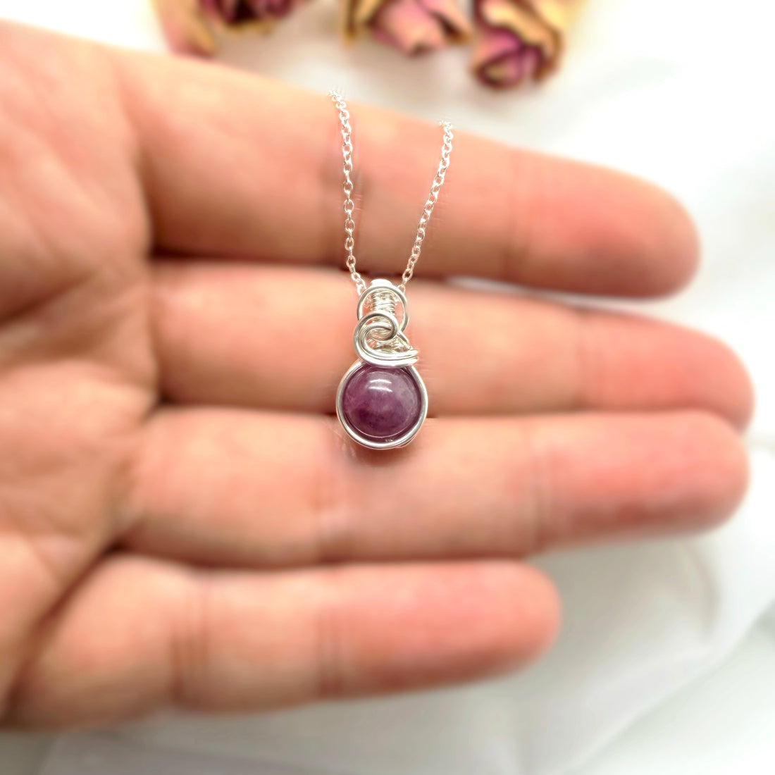 Sierlijke sterling zilveren wire wrap hanger met robijn