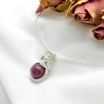 Sierlijke sterling zilveren wire wrap hanger met robijn