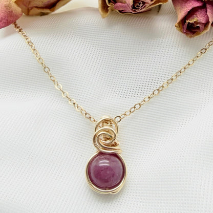 Sierlijke 14k gold filled wire wrap hanger met robijn