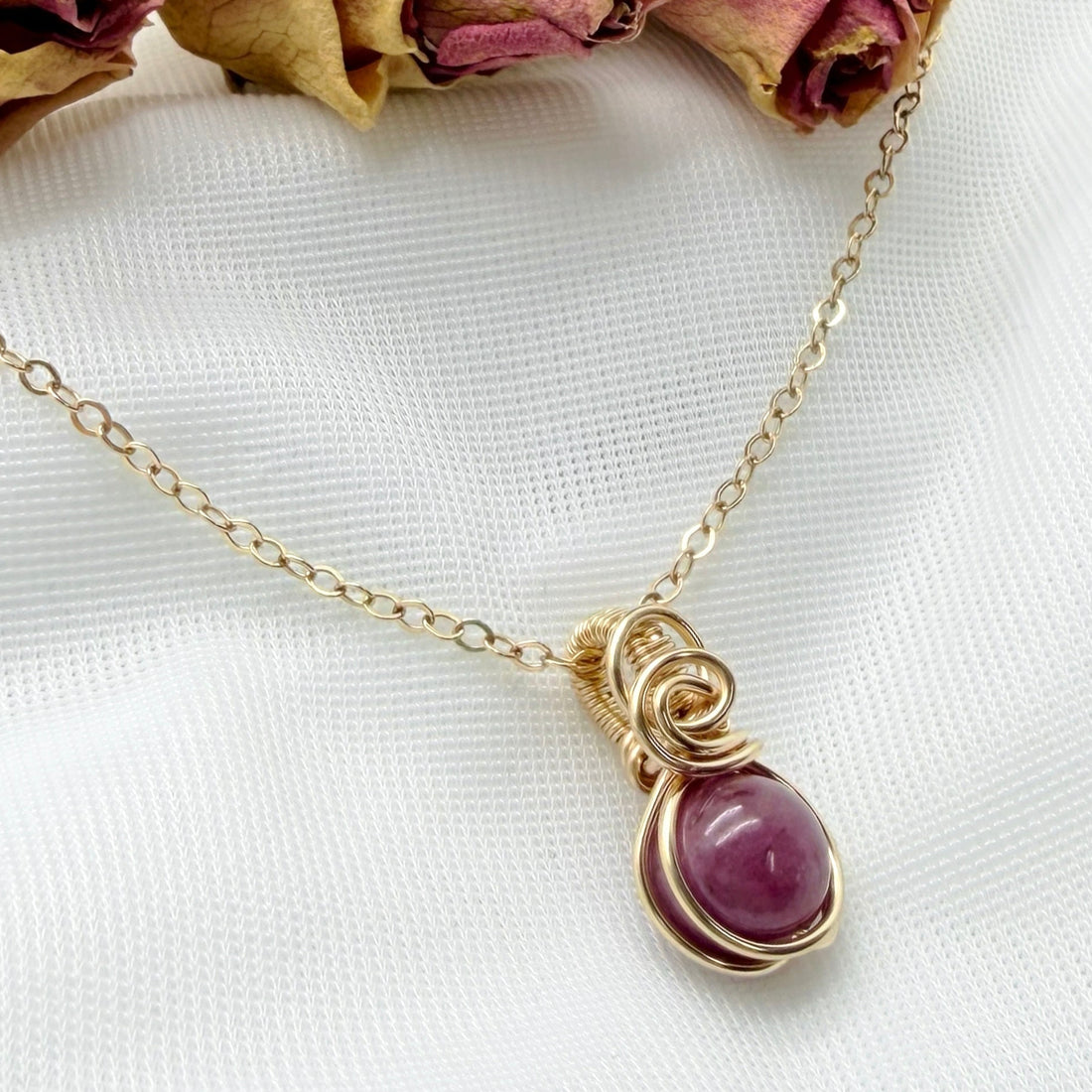 Sierlijke 14k gold filled wire wrap hanger met robijn