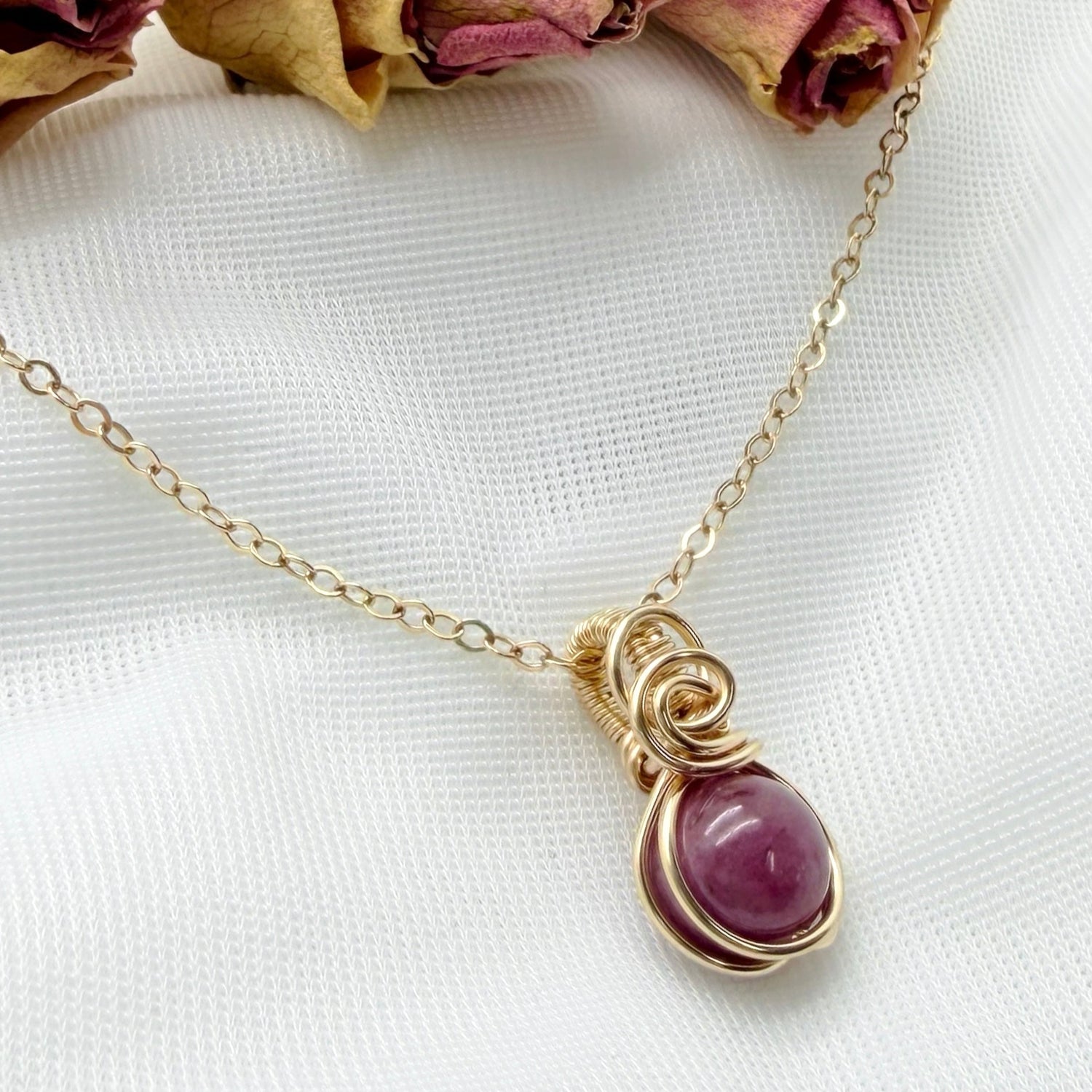 Sierlijke 14k gold filled wire wrap hanger met robijn