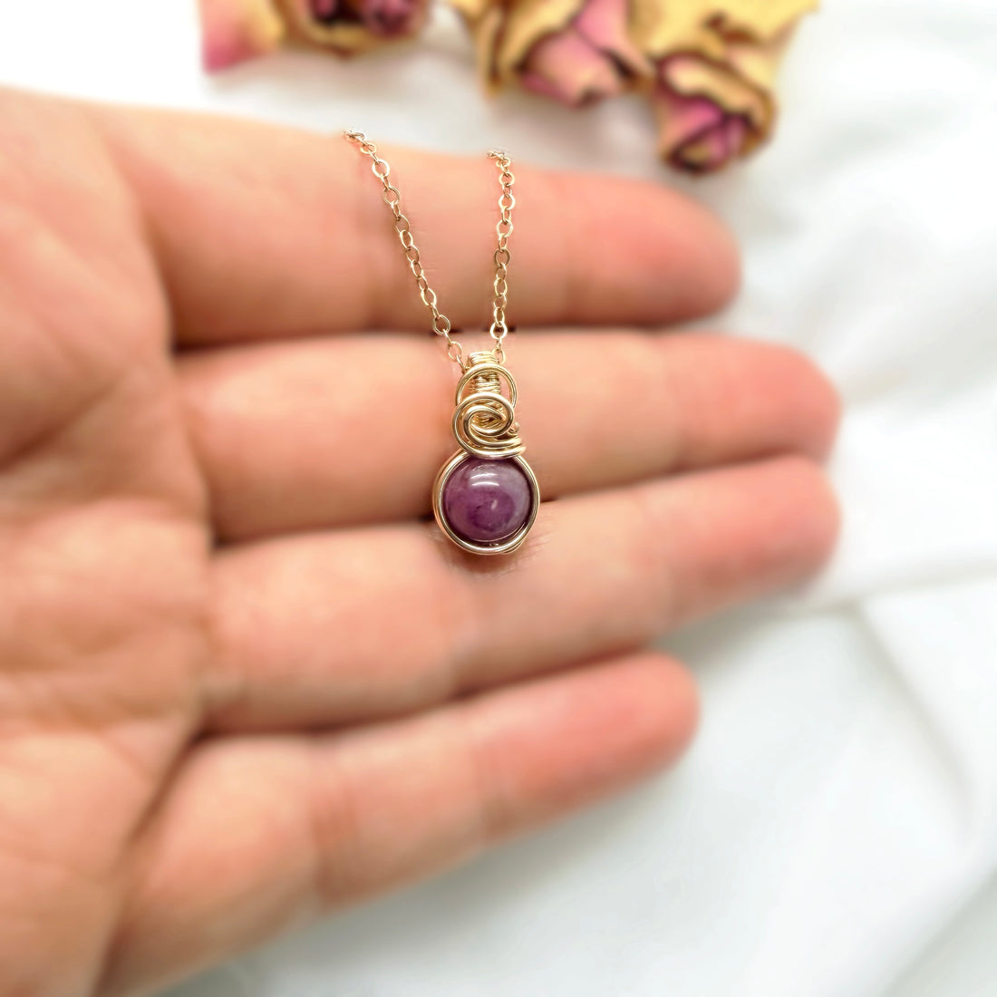 Sierlijke 14k gold filled wire wrap hanger met robijn