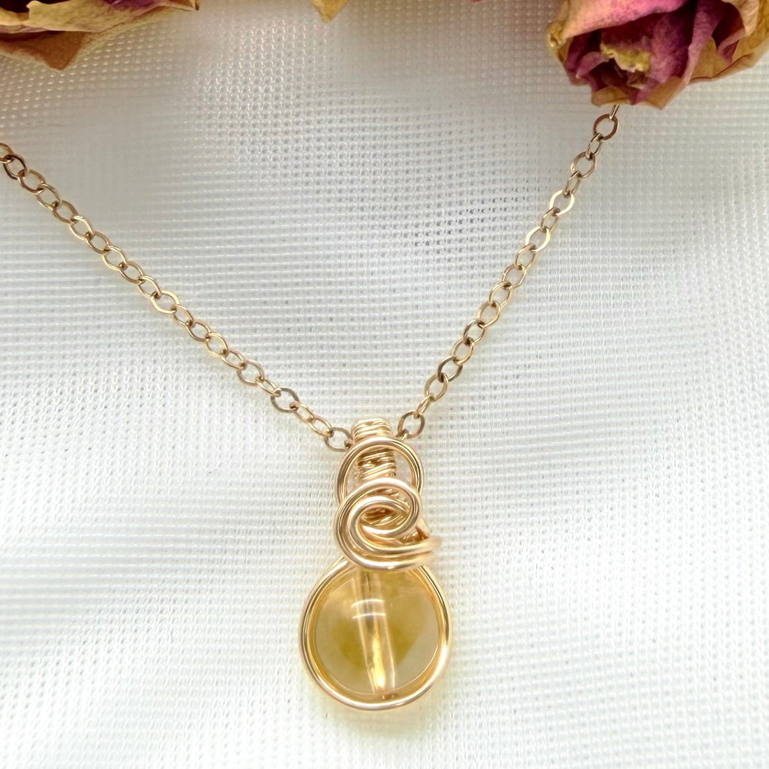 Sierlijke 14k gold filled wire wrap hanger met citrien