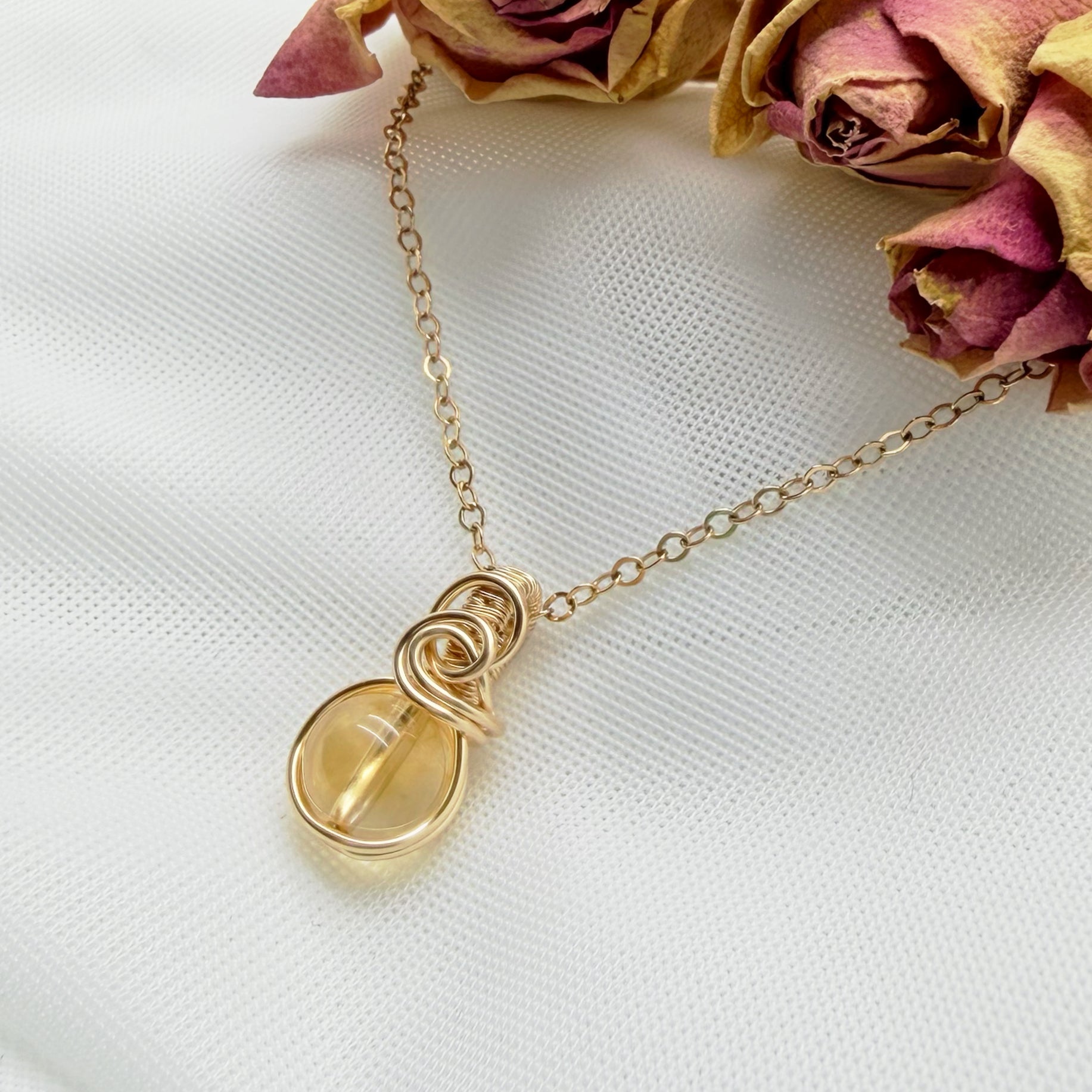 Sierlijke 14k gold filled wire wrap hanger met citrien