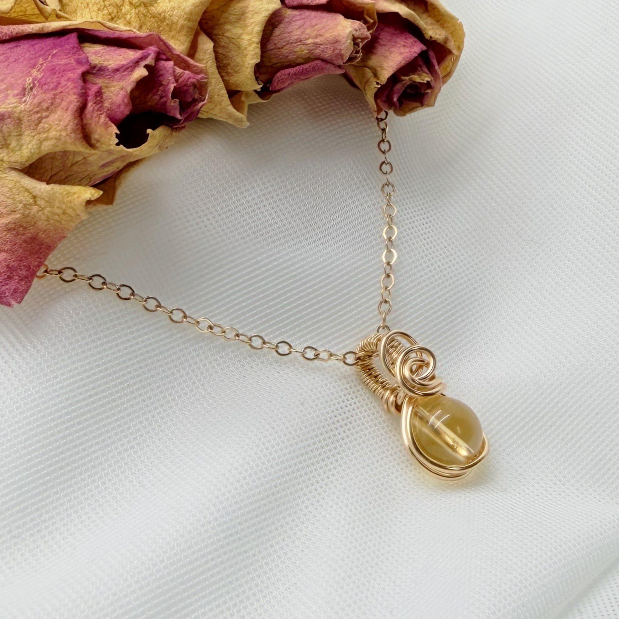 Sierlijke 14k gold filled wire wrap hanger met citrien