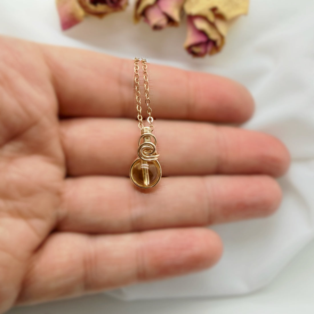 Sierlijke 14k gold filled wire wrap hanger met citrien
