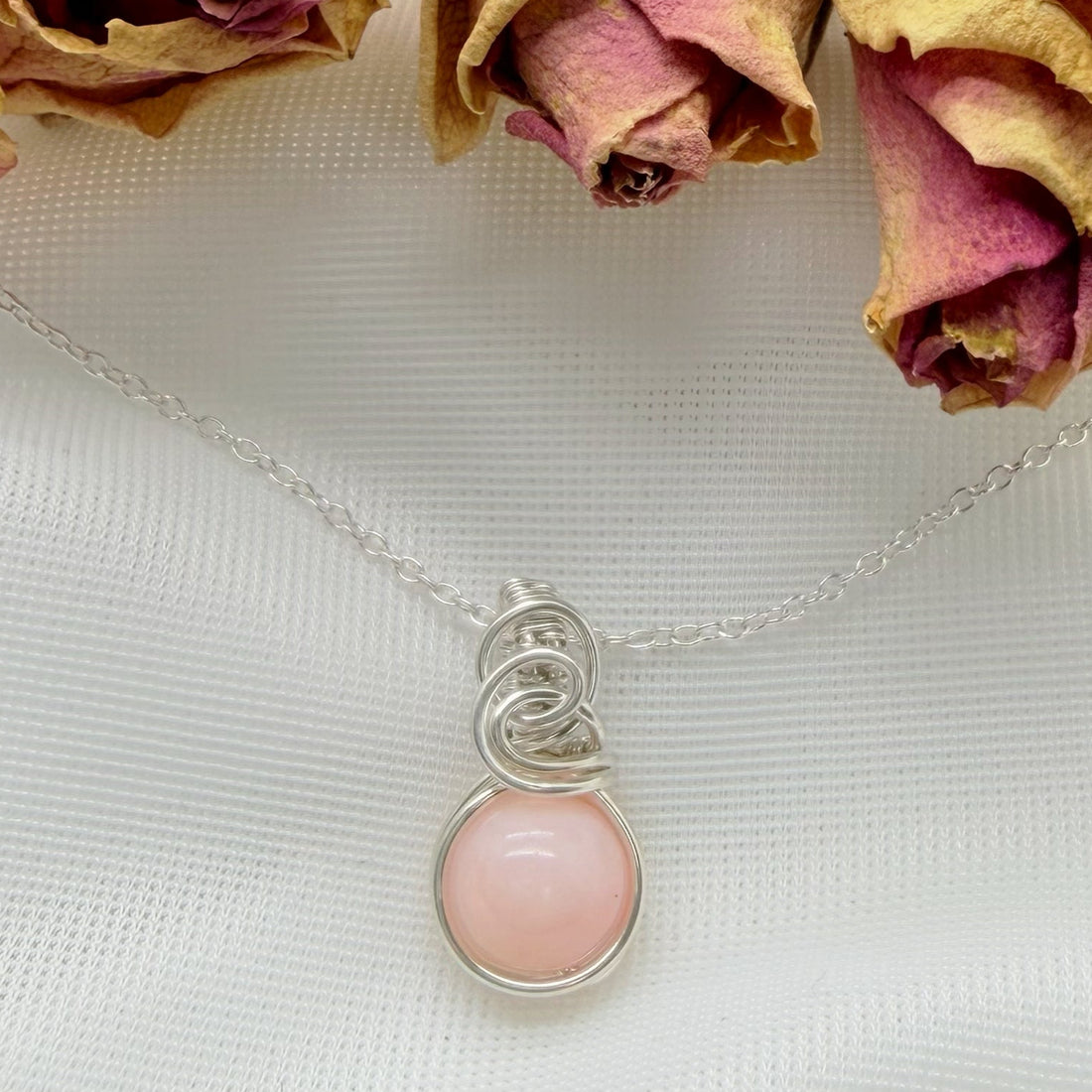 Sierlijke roze opaal hanger van sterling zilver, wire wrap