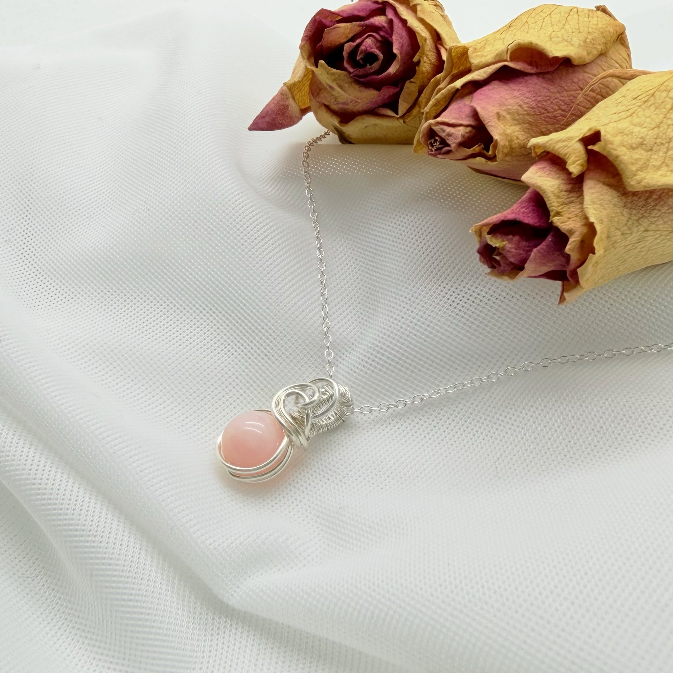 Sierlijke roze opaal hanger van sterling zilver, wire wrap