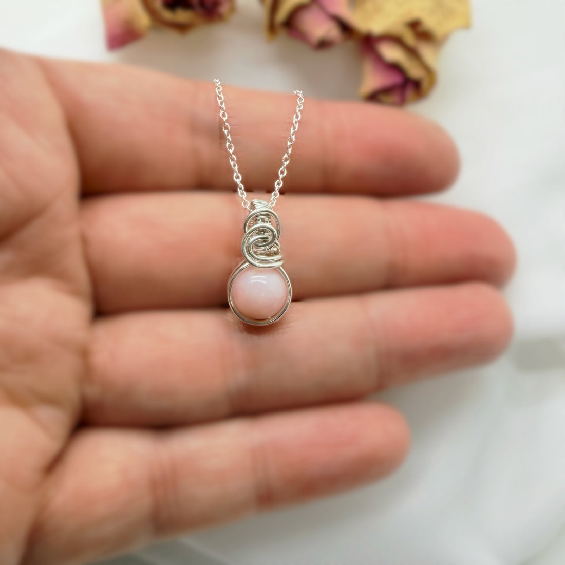 Sierlijke roze opaal hanger van sterling zilver, wire wrap