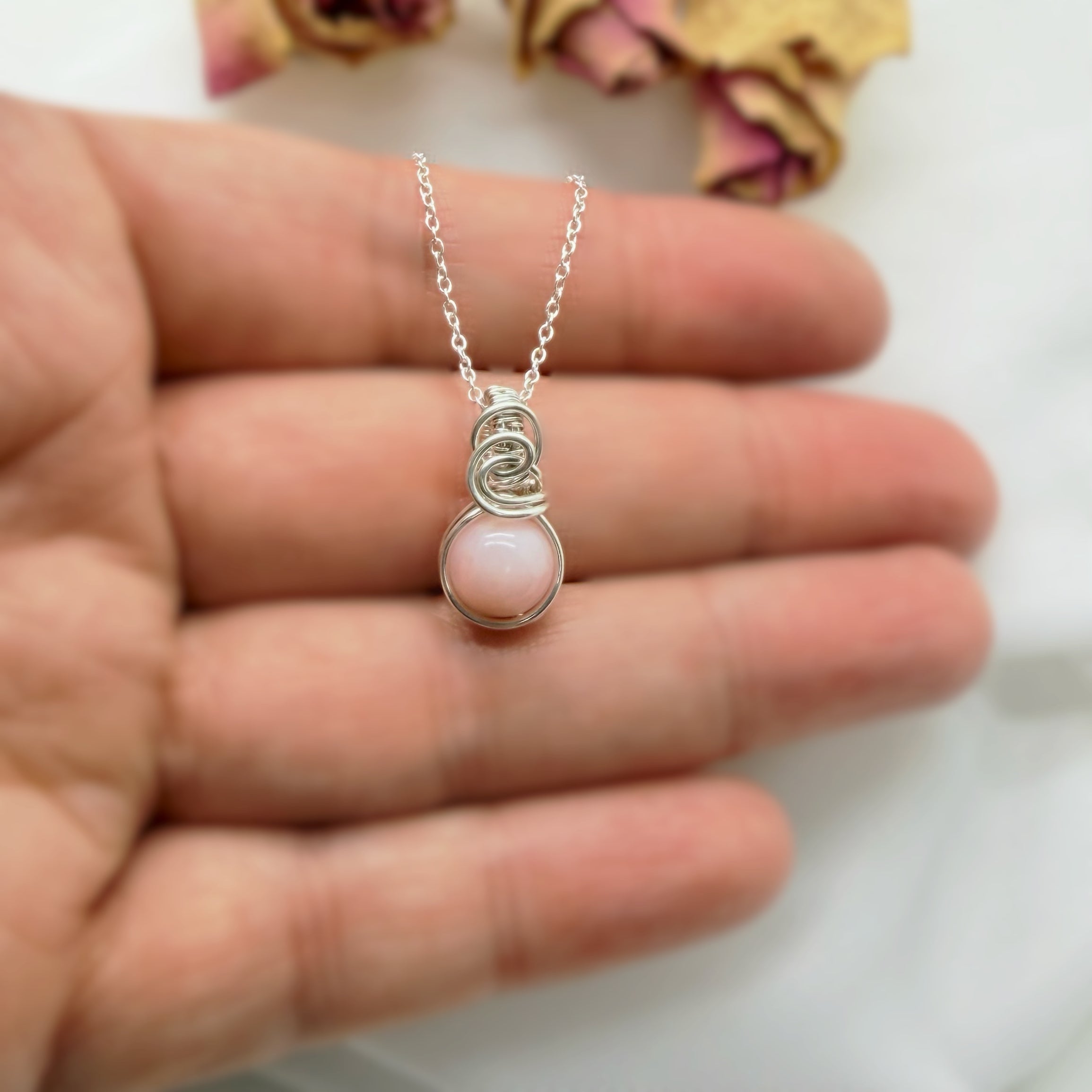 Sierlijke roze opaal hanger van sterling zilver, wire wrap