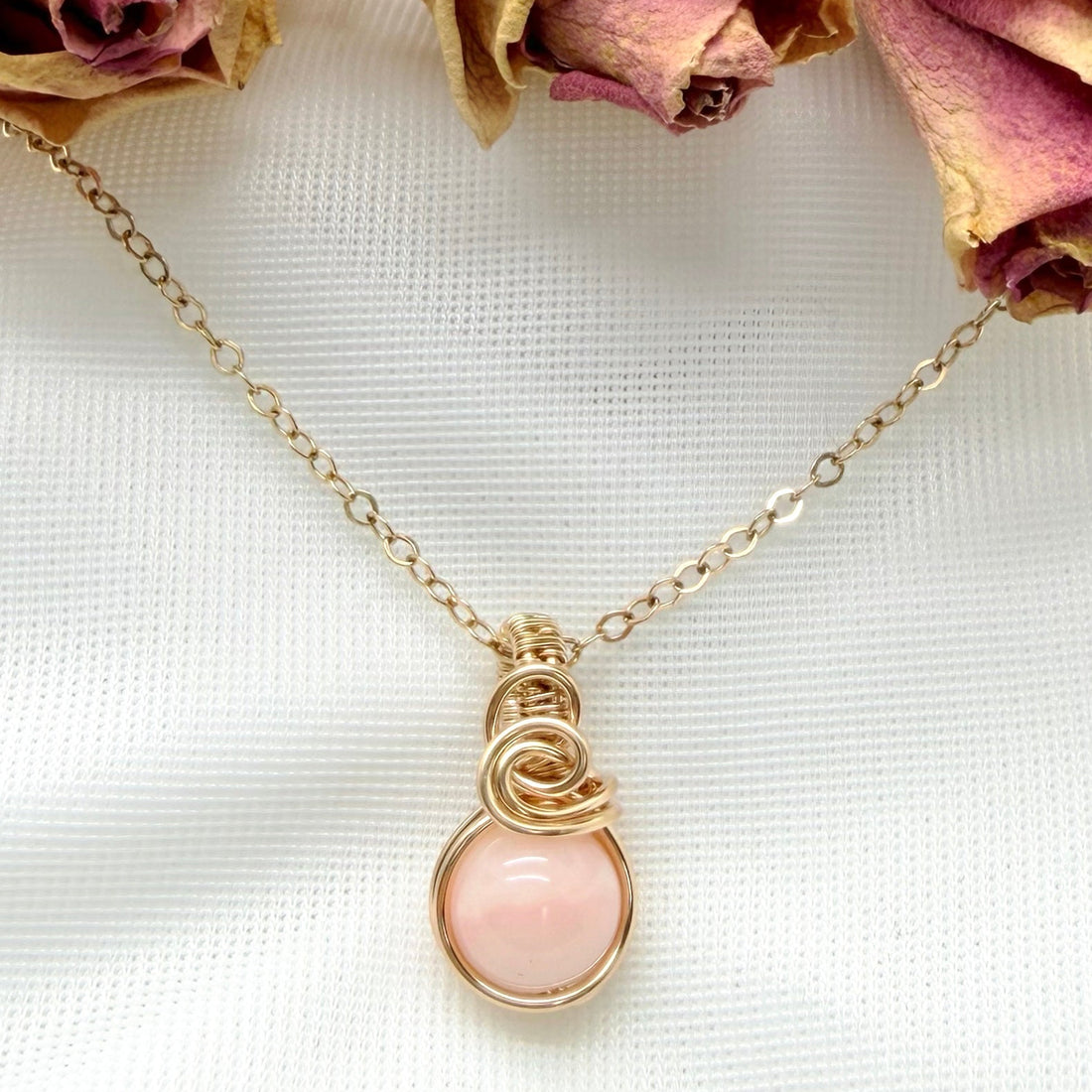 Sierlijke roze opaal hanger van gold filled, wire wrap