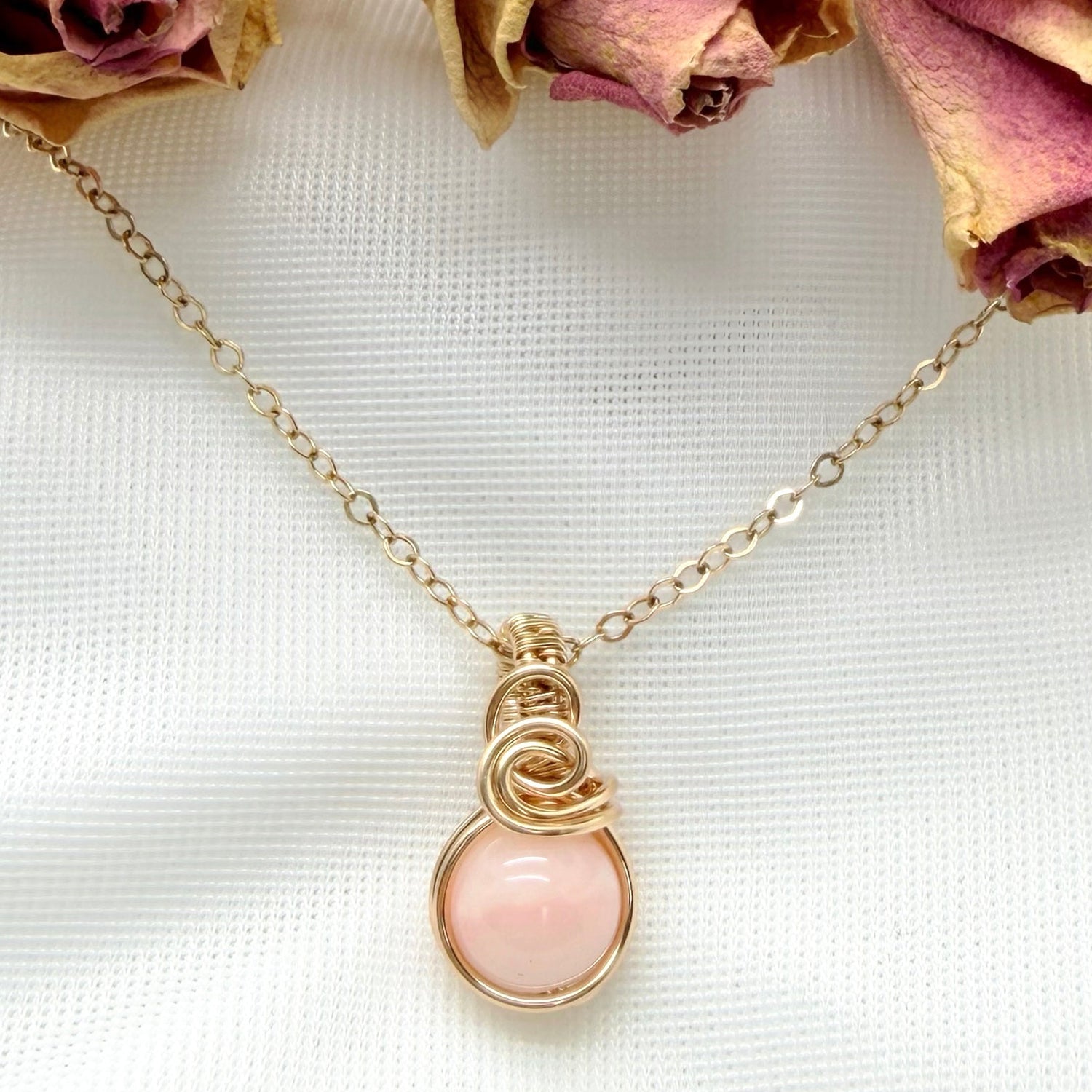 Sierlijke roze opaal hanger van gold filled, wire wrap