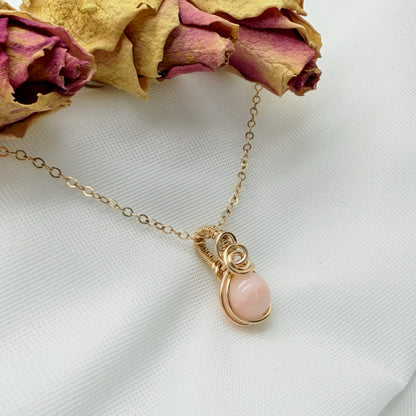 Sierlijke roze opaal hanger van gold filled, wire wrap