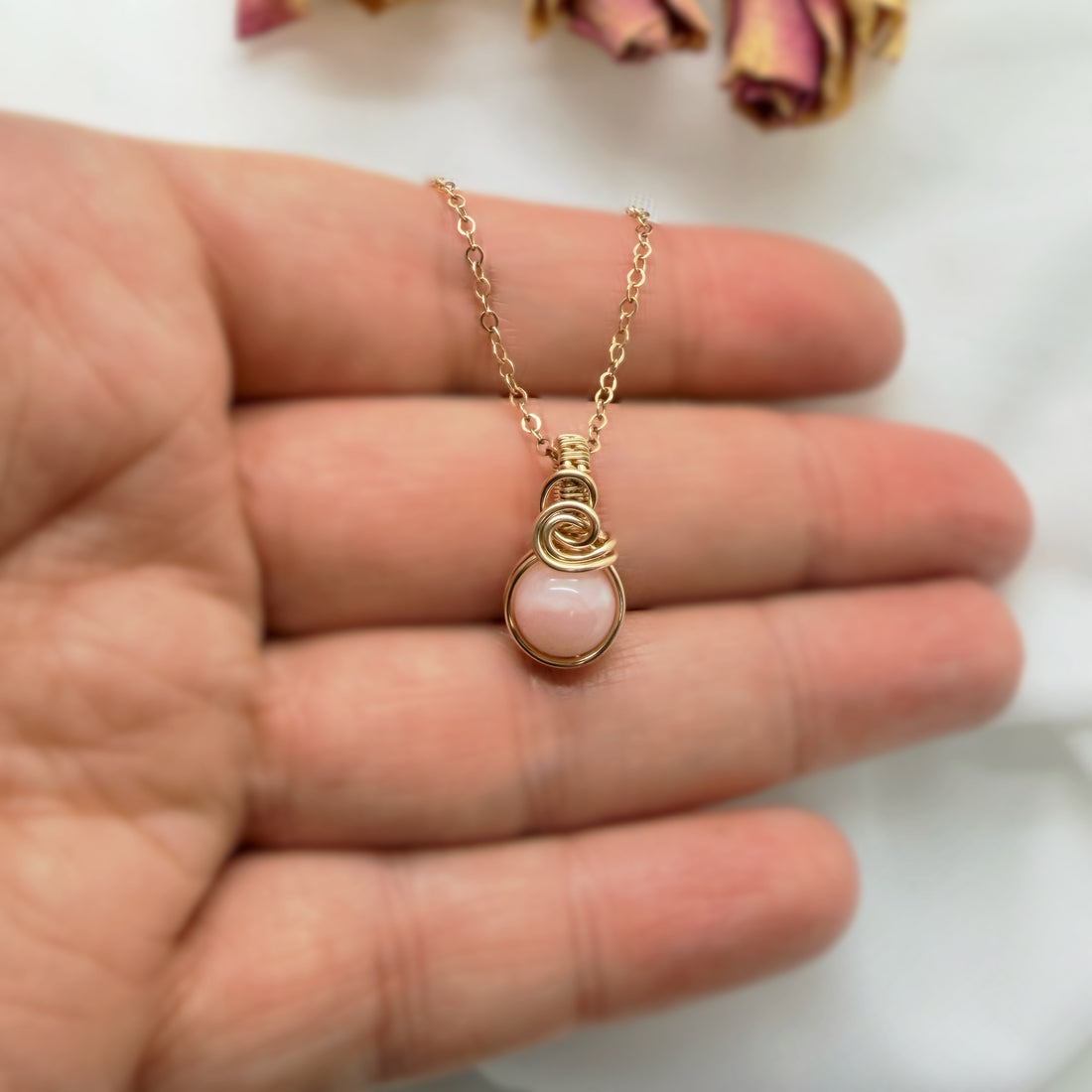 Sierlijke roze opaal hanger van gold filled, wire wrap
