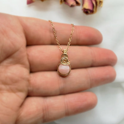 Sierlijke roze opaal hanger van gold filled, wire wrap