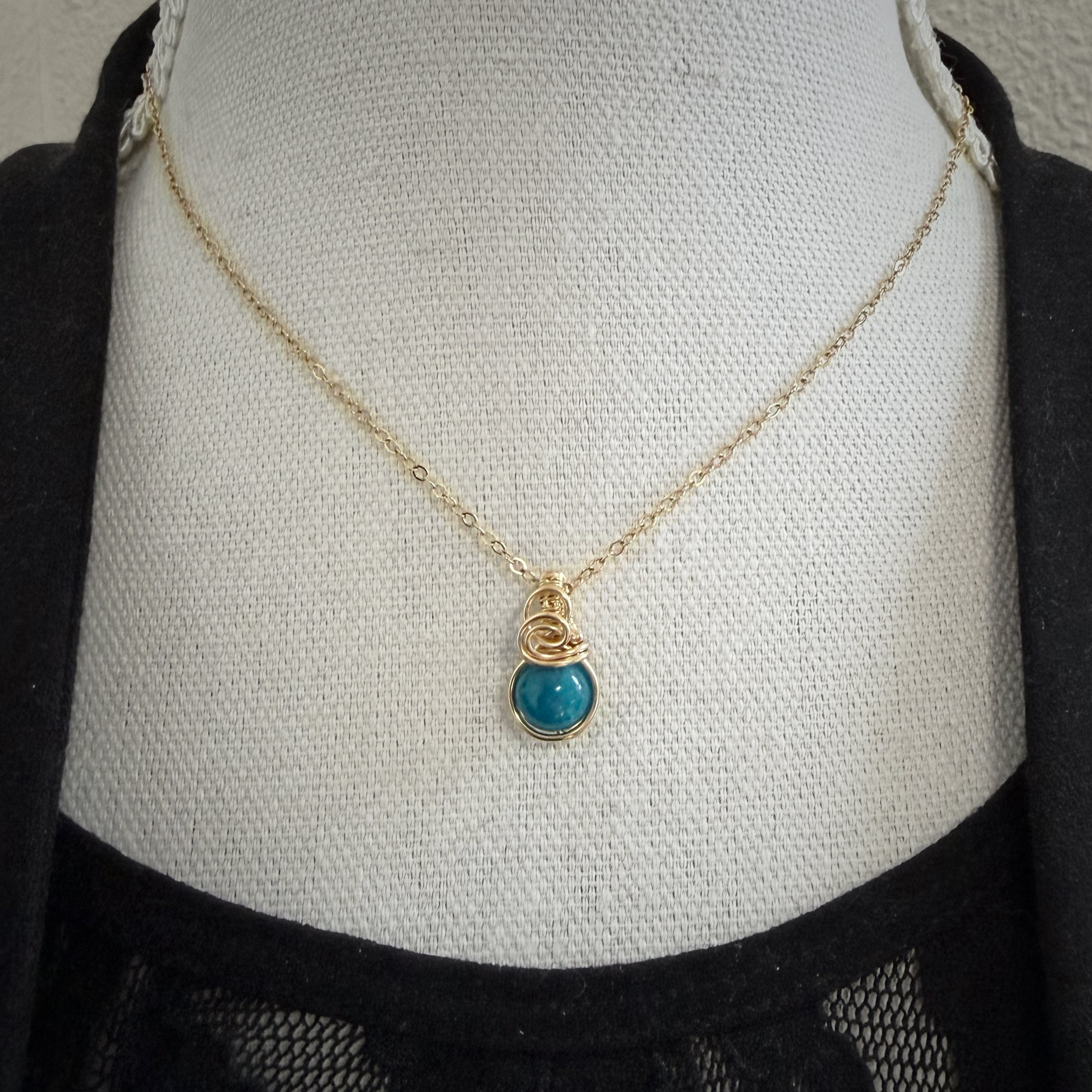 Sierlijke 14k gold filled wire wrap hanger met apatiet