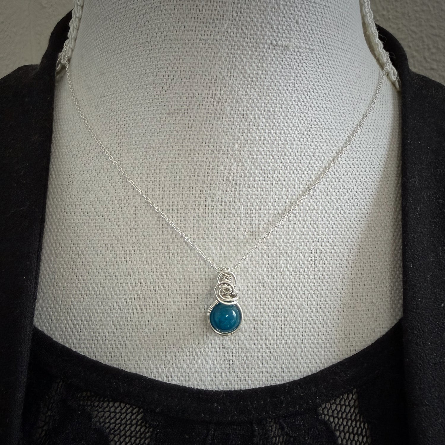 Sierlijke sterling zilveren wire wrap hanger met apatiet