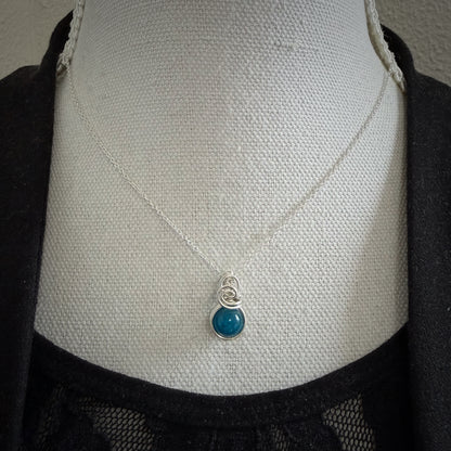 Sierlijke sterling zilveren wire wrap hanger met apatiet