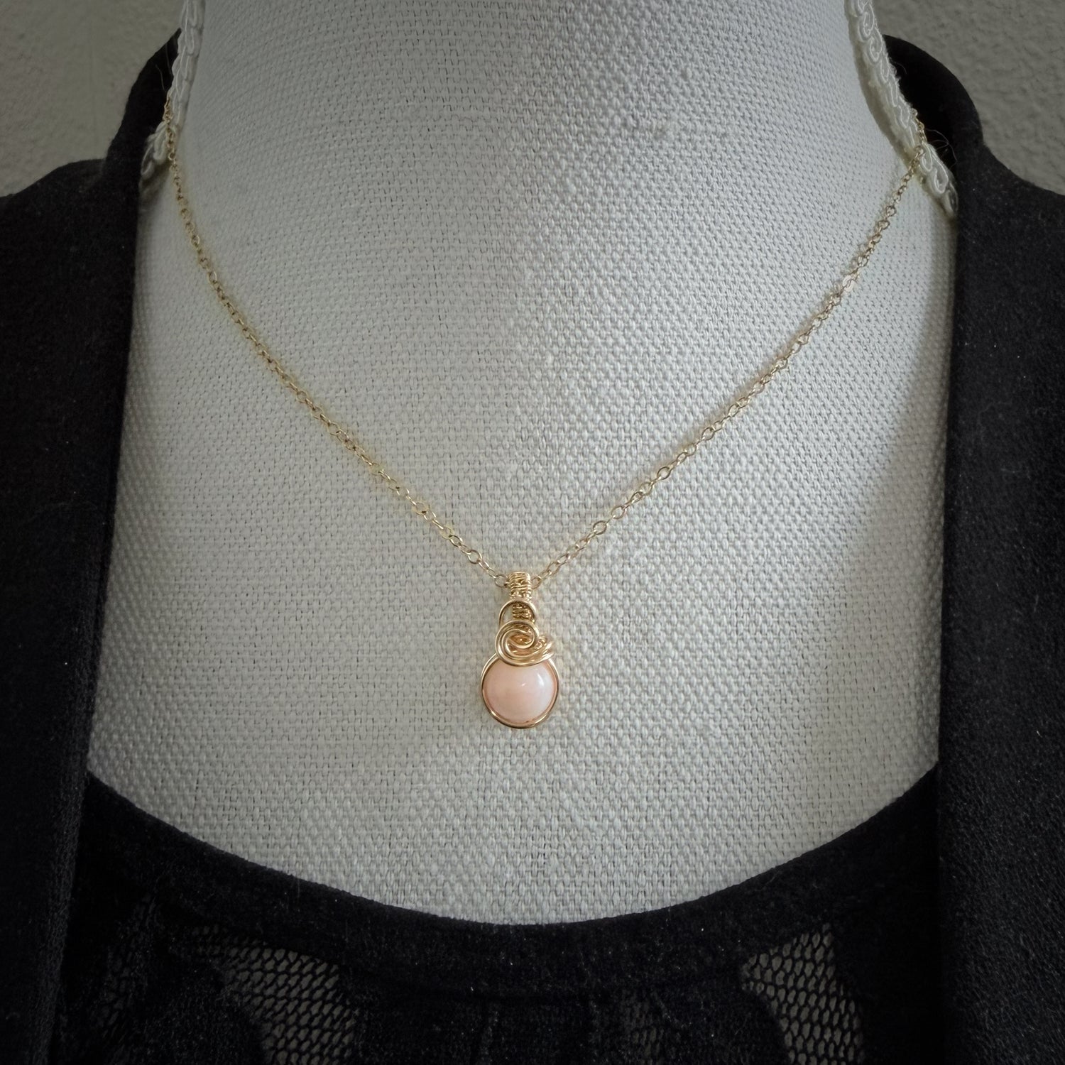 Sierlijke roze opaal hanger van gold filled, wire wrap