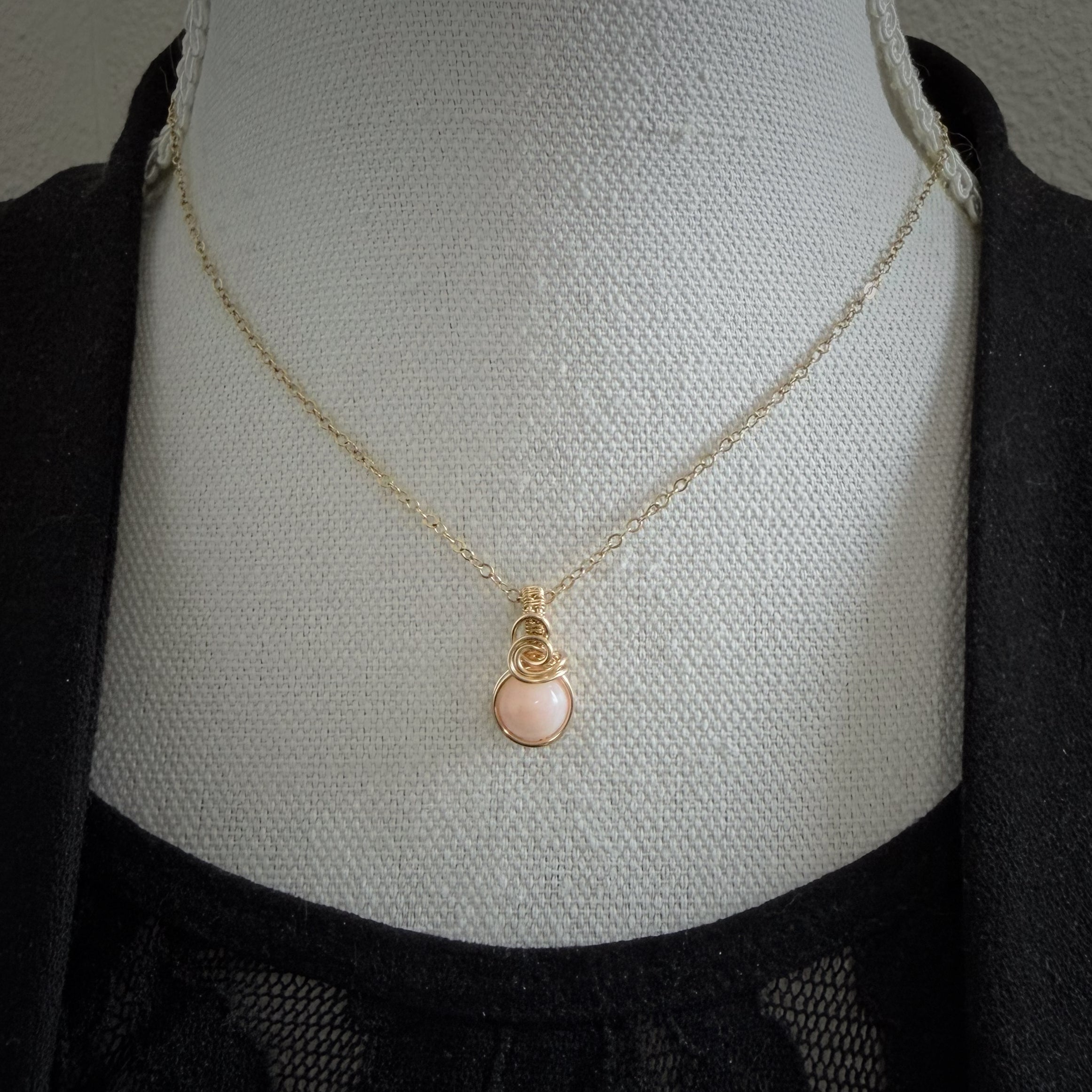 Sierlijke roze opaal hanger van gold filled, wire wrap
