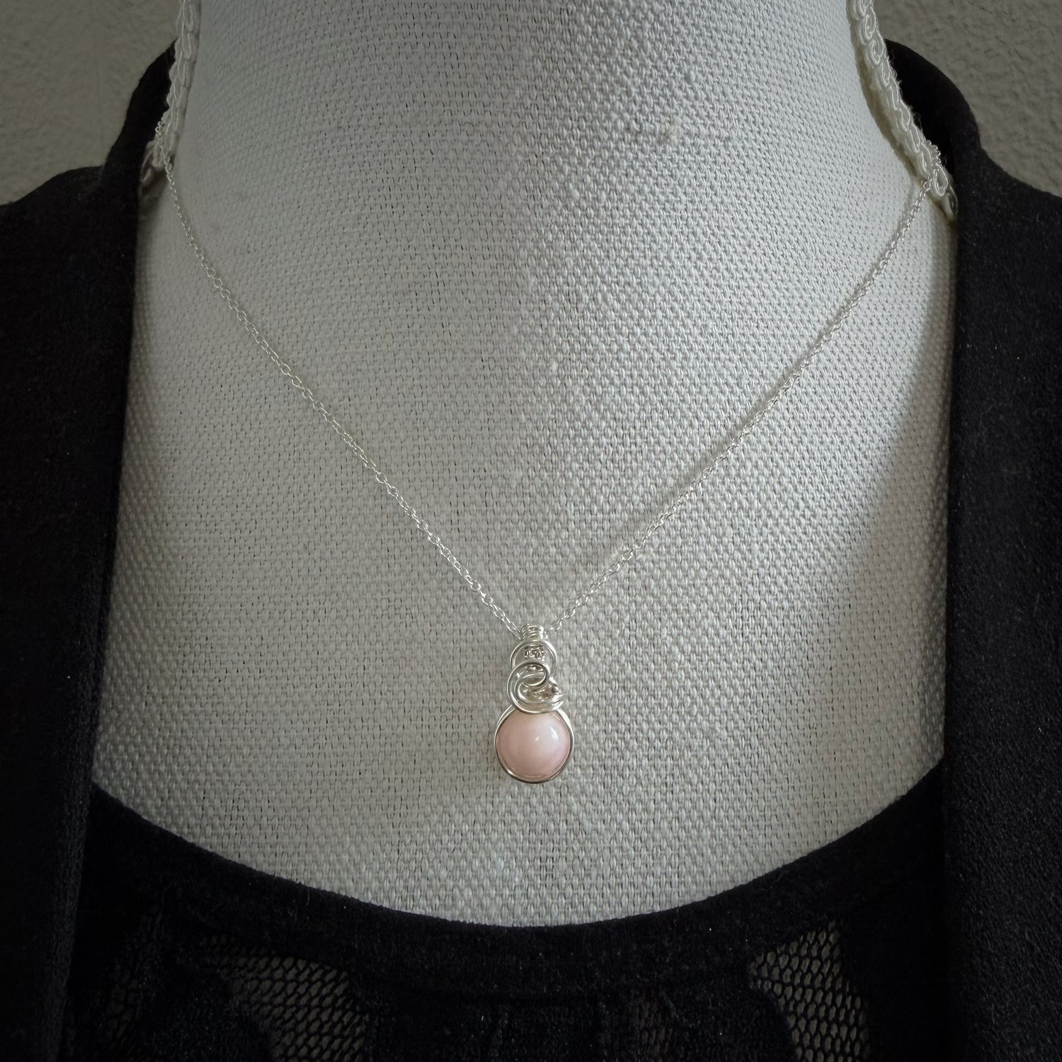 Sierlijke roze opaal hanger van sterling zilver, wire wrap