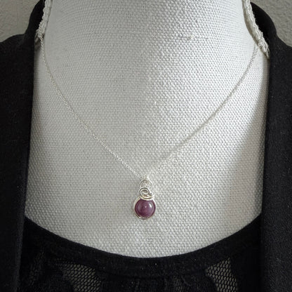 Sierlijke sterling zilveren wire wrap hanger met robijn