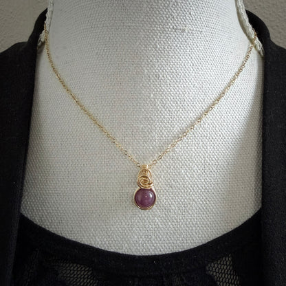 Sierlijke 14k gold filled wire wrap hanger met robijn