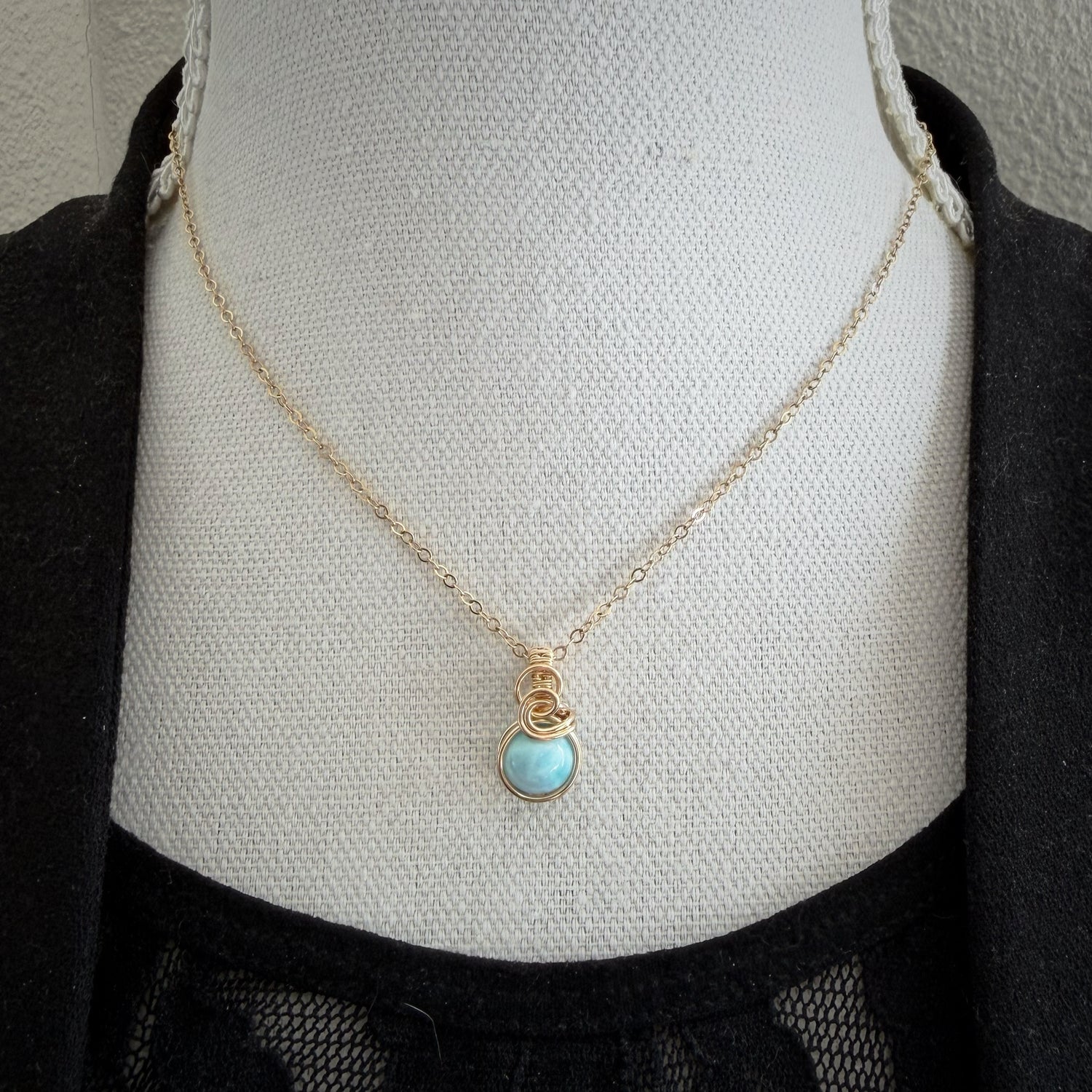 Sierlijke 14k gold filled wire wrap hanger met larimar
