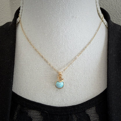 Sierlijke 14k gold filled wire wrap hanger met larimar