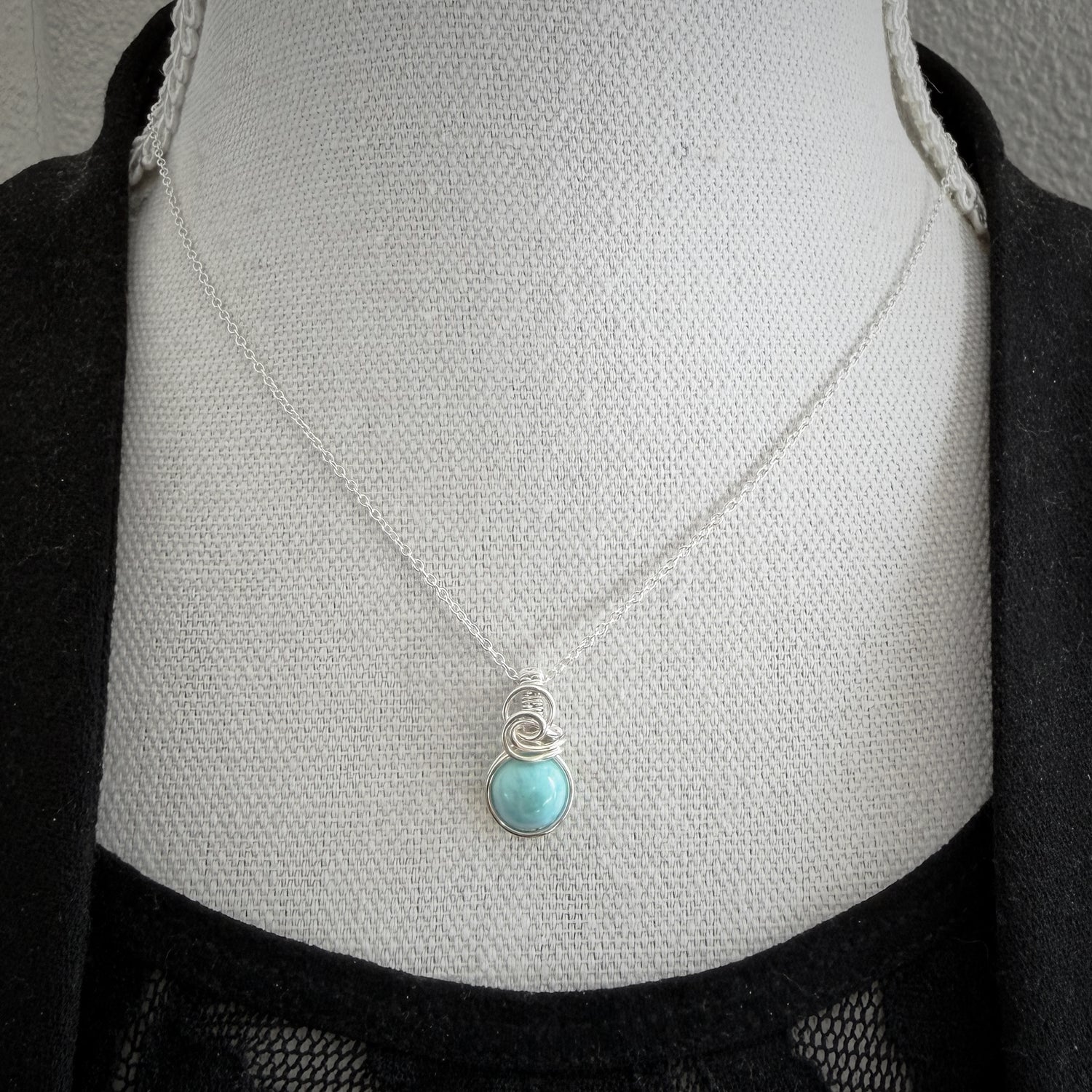Sierlijke sterling zilveren wire wrap hanger met larimar