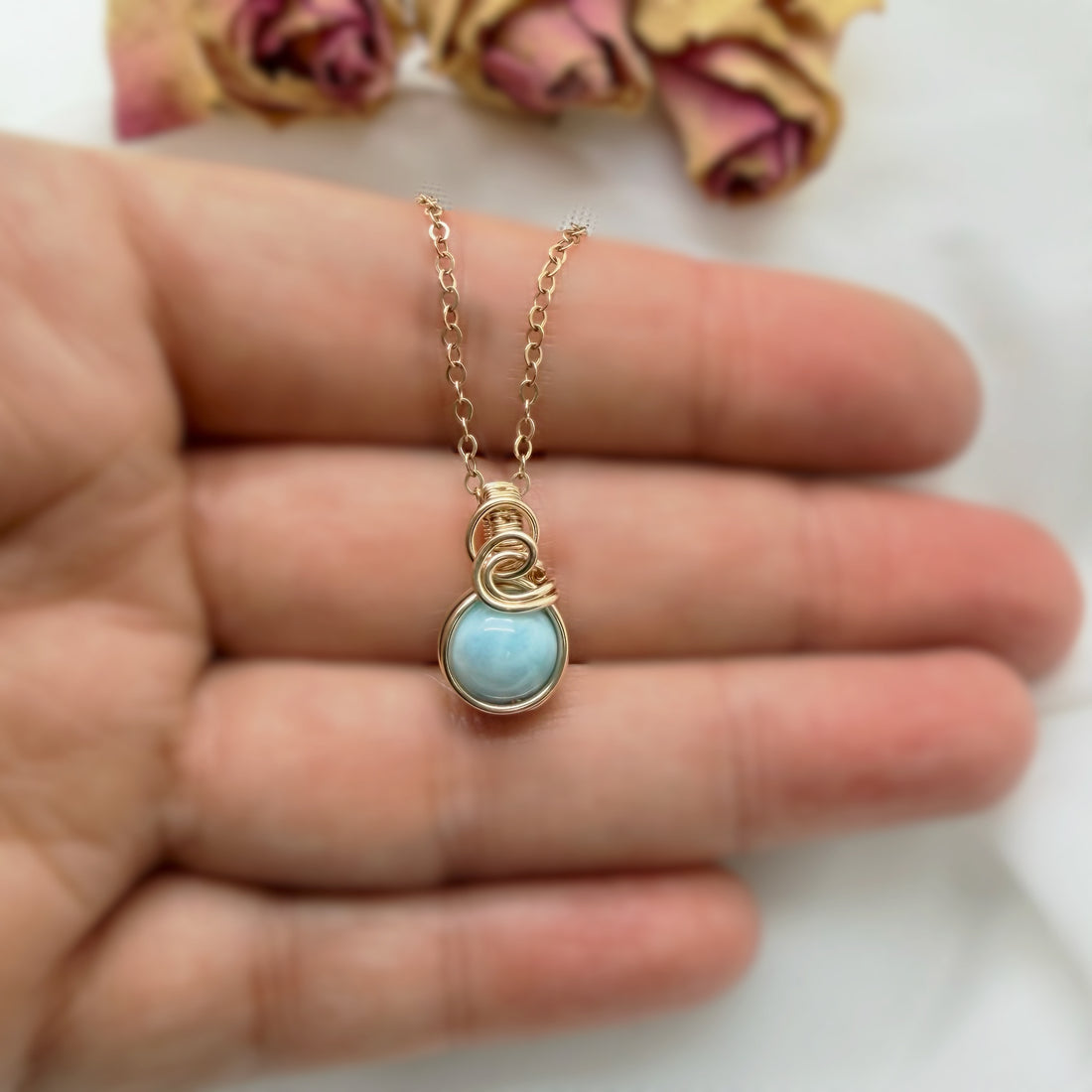 Sierlijke 14k gold filled wire wrap hanger met larimar