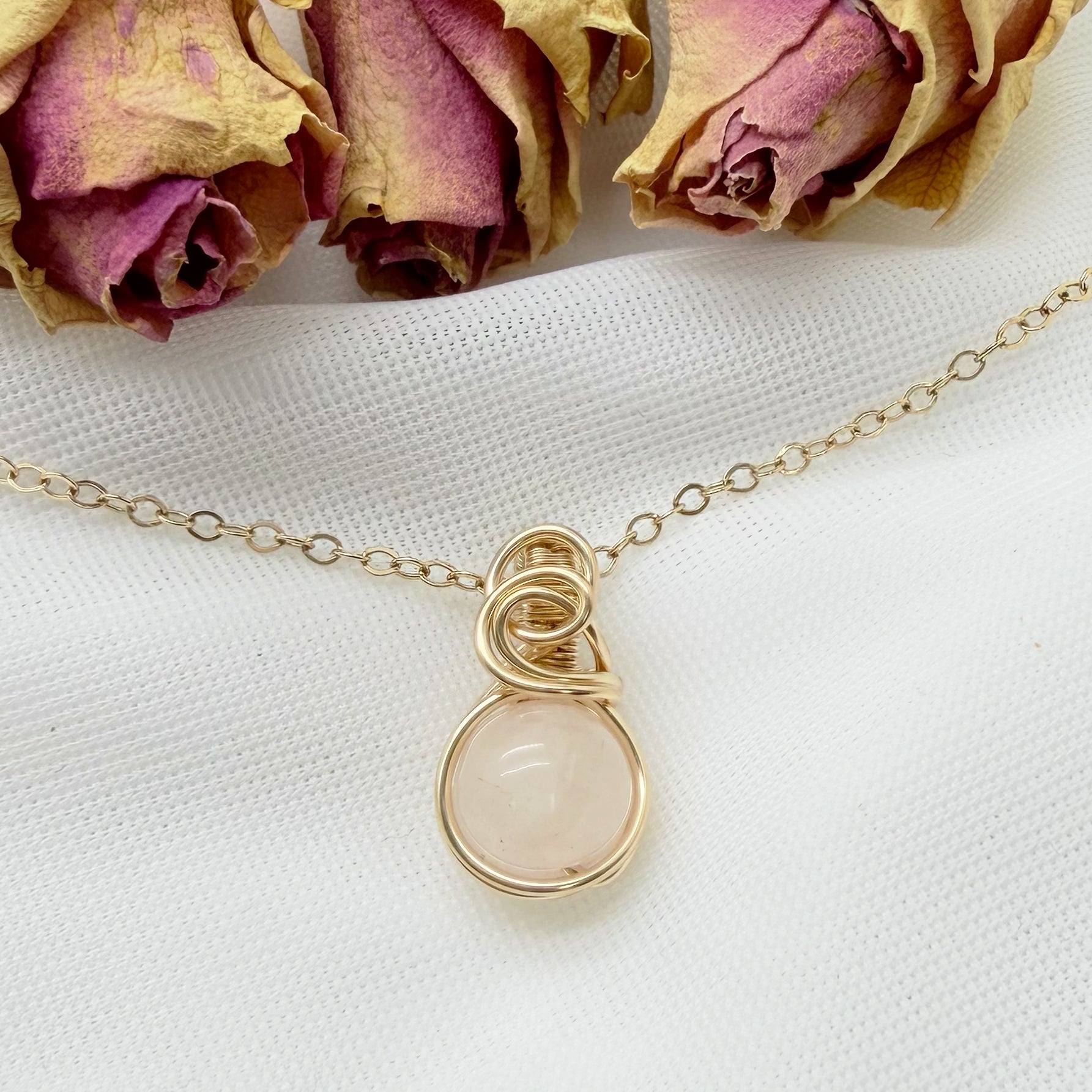 Sierlijke 14k gold filled wire wrap hanger met rozenkwarts
