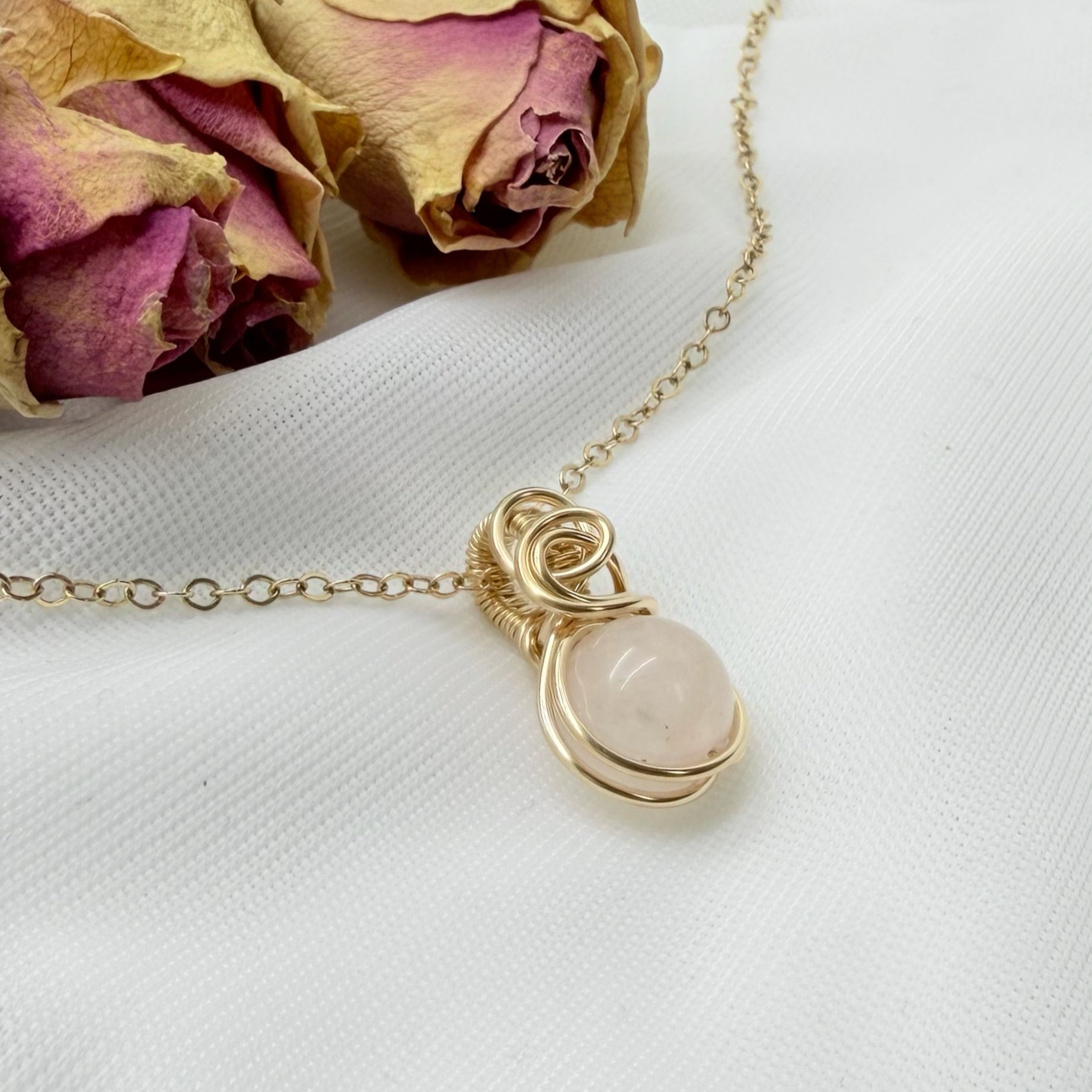 Sierlijke 14k gold filled wire wrap hanger met rozenkwarts
