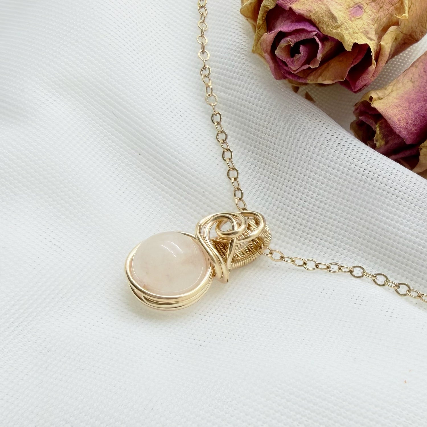 Sierlijke 14k gold filled wire wrap hanger met rozenkwarts
