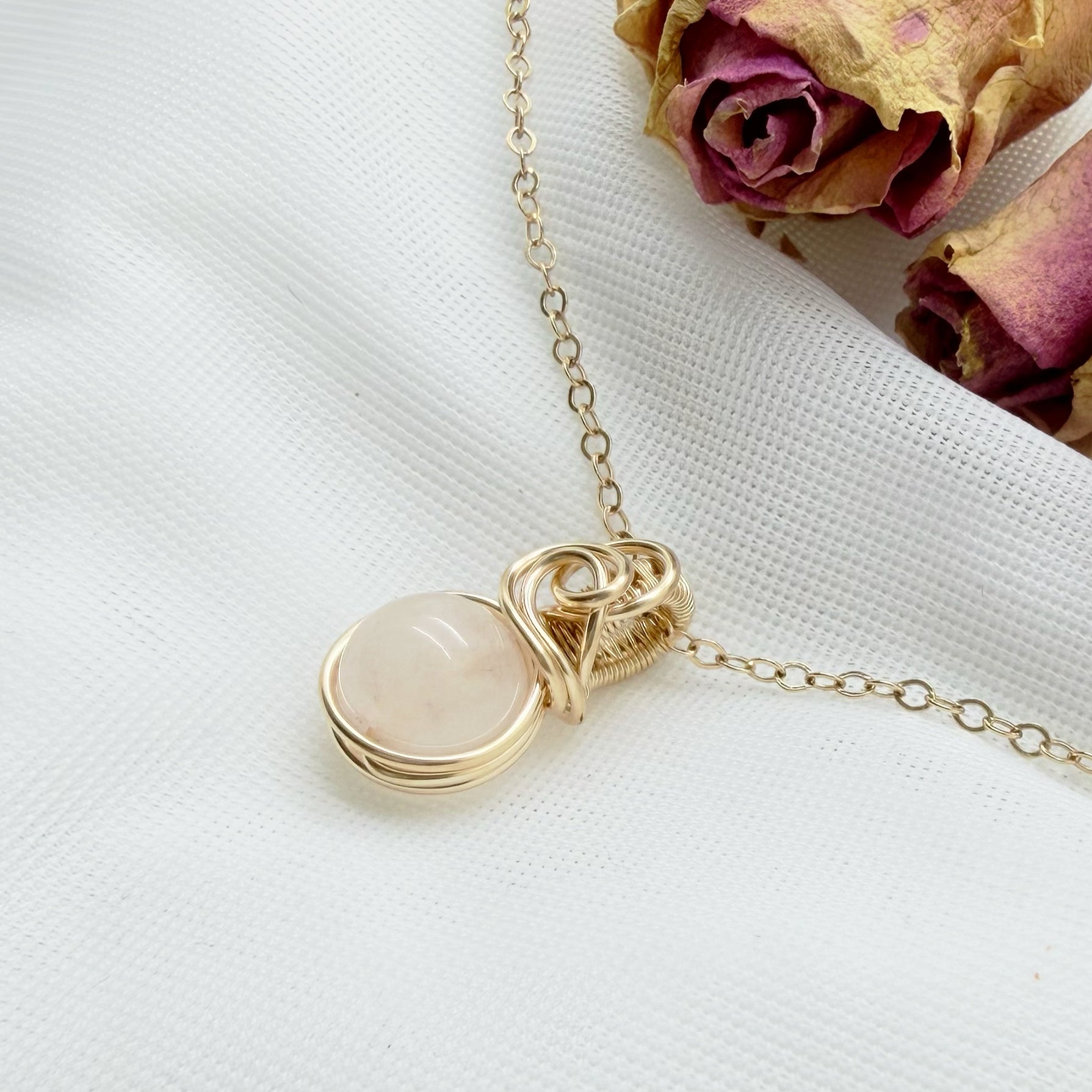 Sierlijke 14k gold filled wire wrap hanger met rozenkwarts