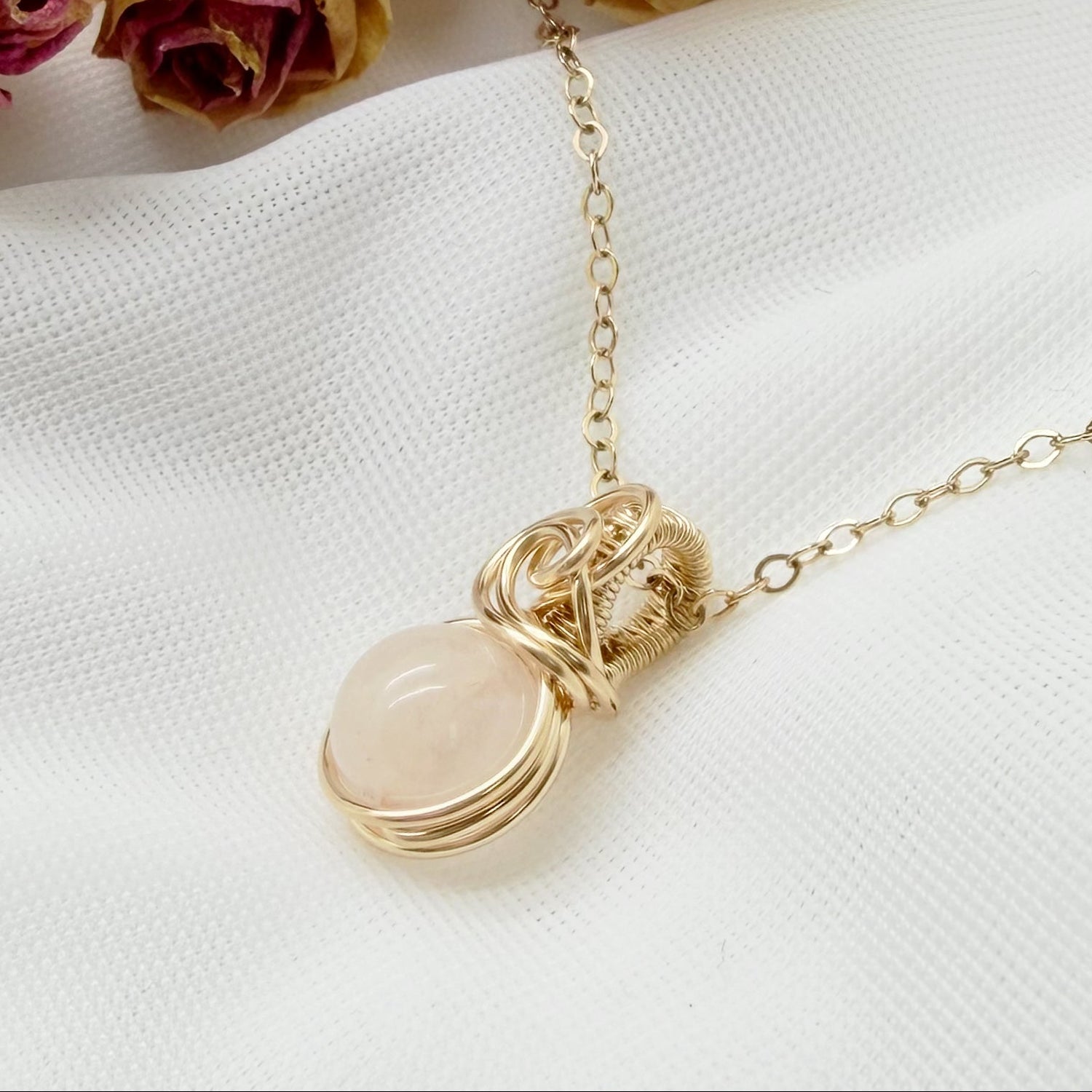 Sierlijke 14k gold filled wire wrap hanger met rozenkwarts