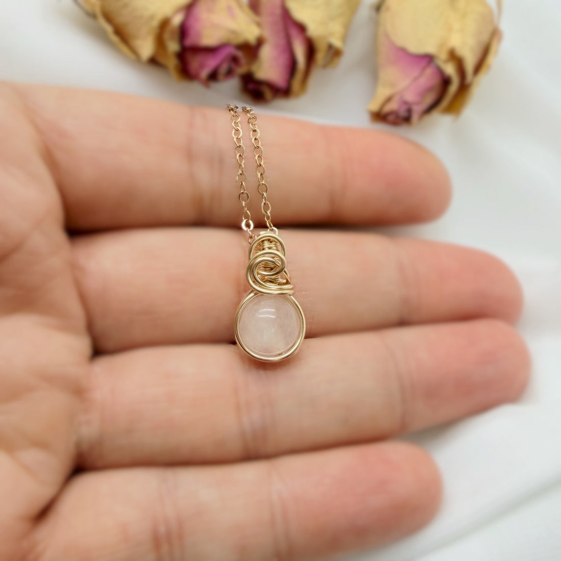 Sierlijke 14k gold filled wire wrap hanger met rozenkwarts