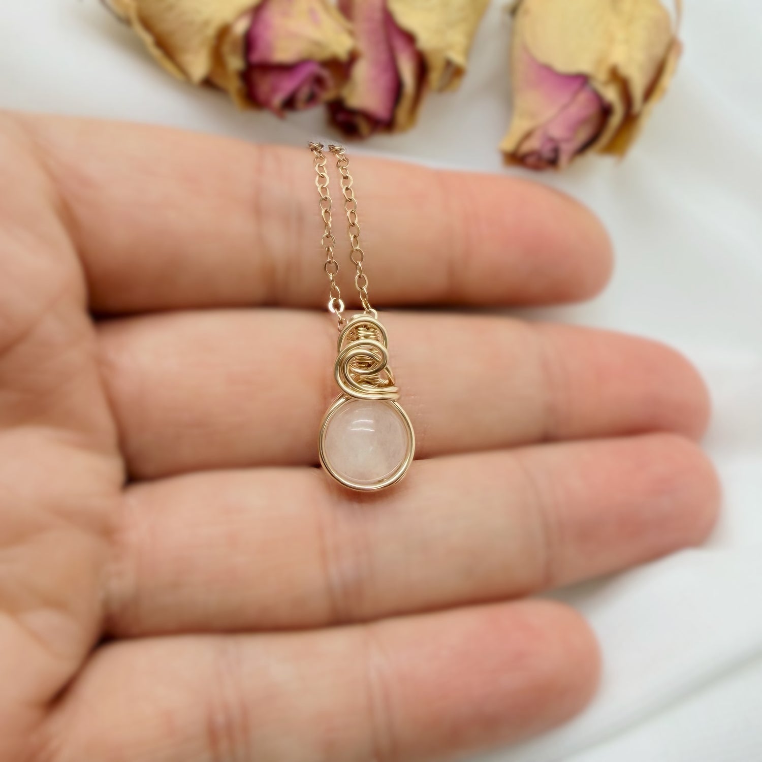 Sierlijke 14k gold filled wire wrap hanger met rozenkwarts