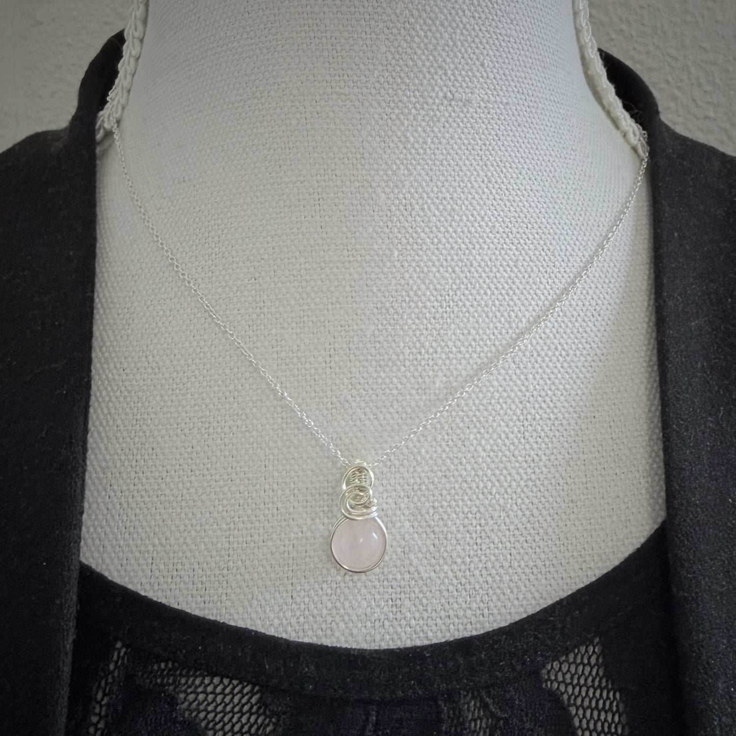 Sierlijke zilveren wire wrap hanger met rozenkwarts