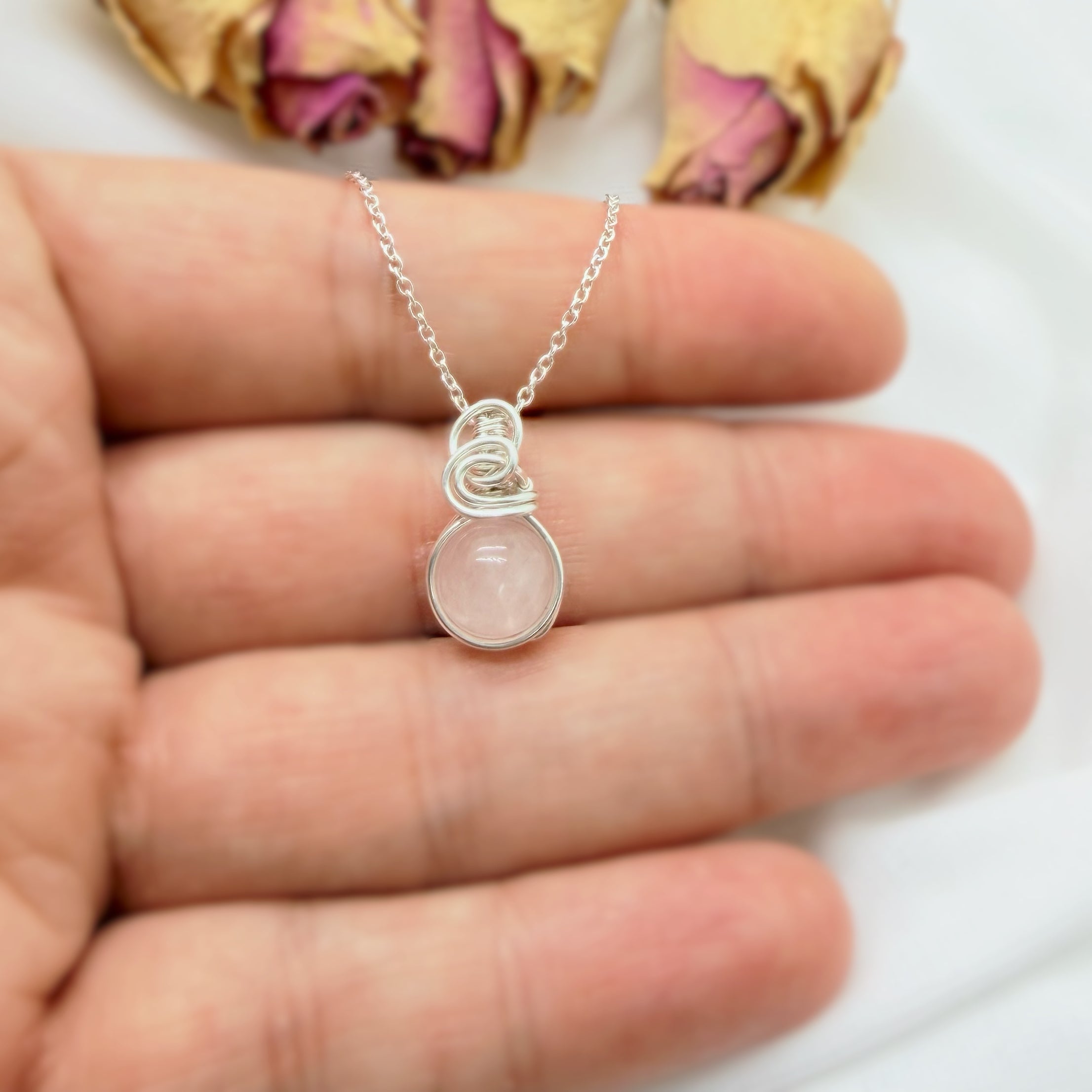 Sierlijke zilveren wire wrap hanger met rozenkwarts