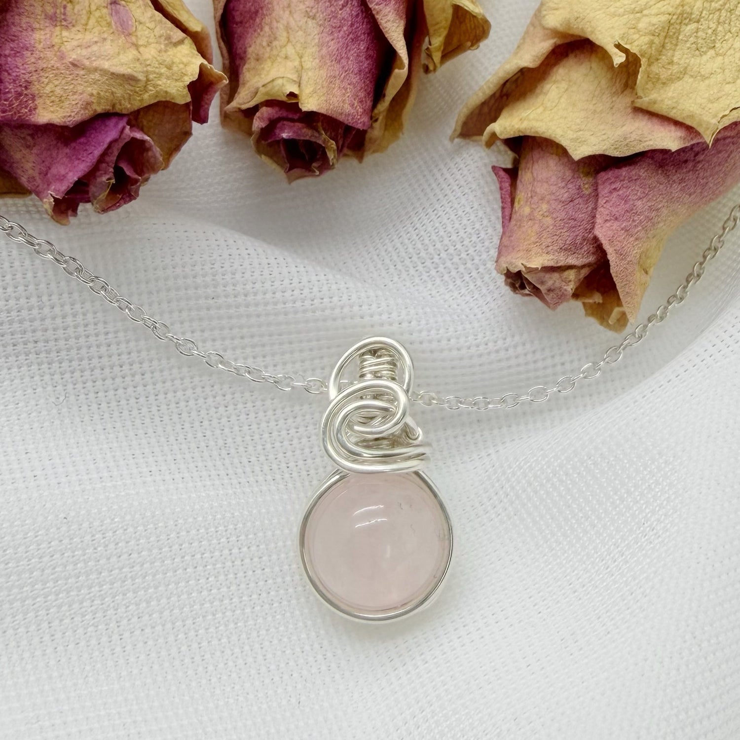 Sierlijke zilveren wire wrap hanger met rozenkwarts