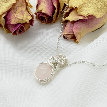 Sierlijke zilveren wire wrap hanger met rozenkwarts