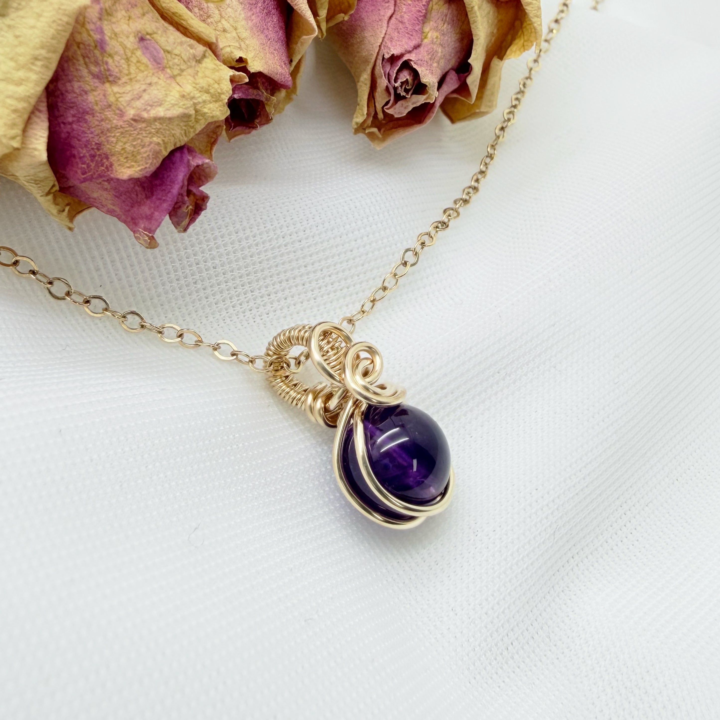 Sierlijke 14k gold filled wire wrap hanger met amethist