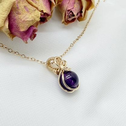 Sierlijke 14k gold filled wire wrap hanger met amethist