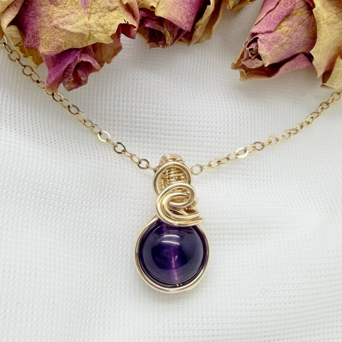 Sierlijke 14k gold filled wire wrap hanger met amethist