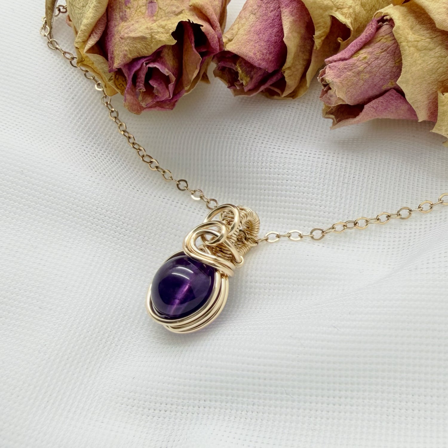 Sierlijke 14k gold filled wire wrap hanger met amethist
