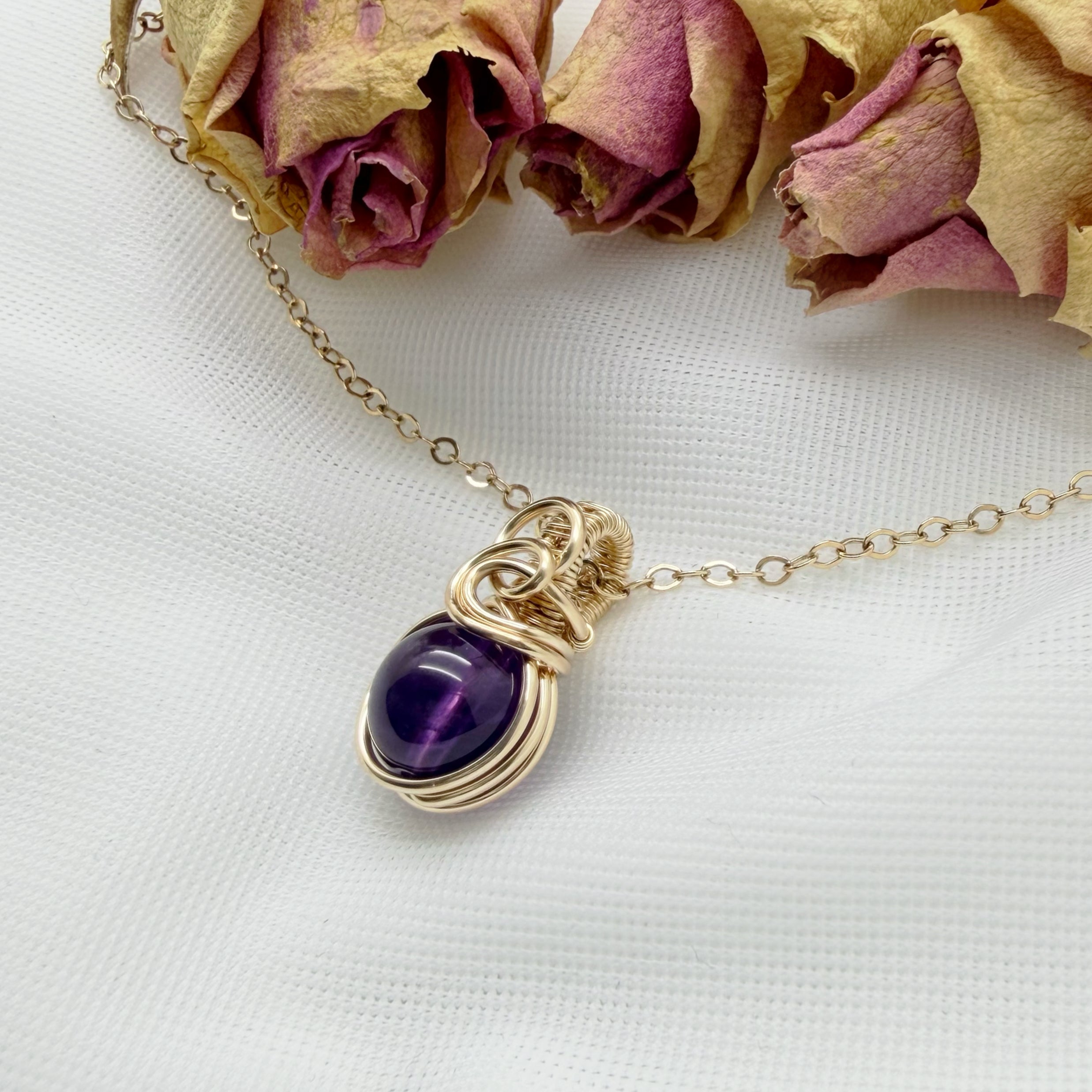 Sierlijke 14k gold filled wire wrap hanger met amethist