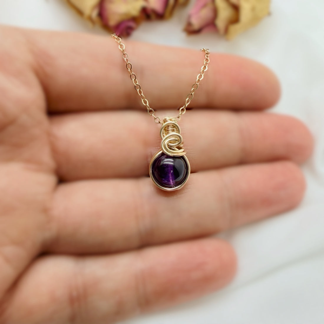 Sierlijke 14k gold filled wire wrap hanger met amethist