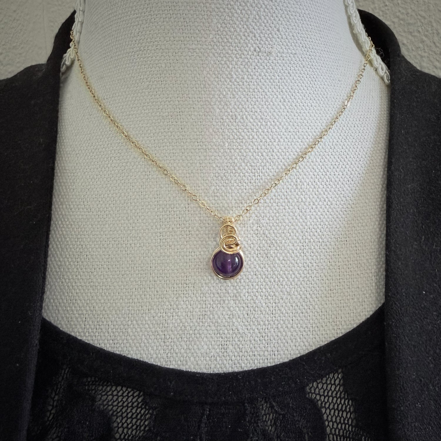 Sierlijke 14k gold filled wire wrap hanger met amethist